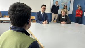 El consejero Emilio Viciana durante su visita al colegio
