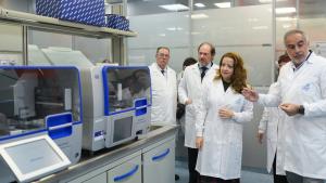 La consejera Fátima Matute en el Laboratorio de Aguas Depuradas del Canal de Isabel II 