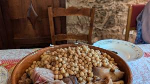 cazuela de barro con garbanzos y carne