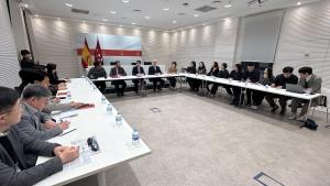 El consejero Emilio Viciana durante la reunión con la delegación 