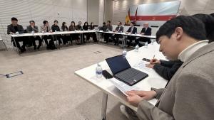 El consejero Emilio Viciana durante la reunión con la delegación 