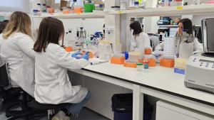 Mujeres en un laboratorio de investigación