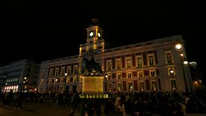Fachada iluminada de la Real Casa de Correos en la Puerta del Sol de noche