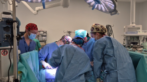 equipo de cuatro cirujanos cardiacos pediátricos