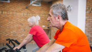 Personas haciendo deporte en bicicleta estática