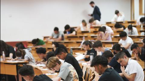 Jóvenes en un salón de una universidad madrileña