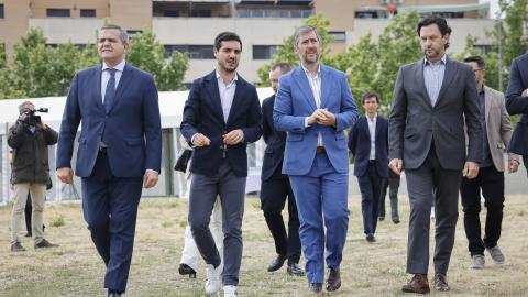 Los consejeros Miguel Ángel García Martín y Jorge Rodrigo durante la visita a una parcela en Torrejón de Ardoz 