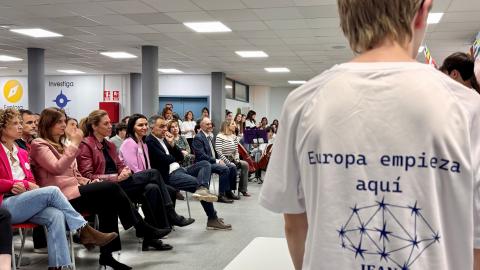 Zarzalejo asiste a la celebración del Día de Europa en el instituto público Gerardo Diego de Pozuelo de Alarcón La consejera Mercedes Zarzalejo durante la celebración del Día de Europa en el instituto público Gerardo Diego de Pozuelo de Alarcón