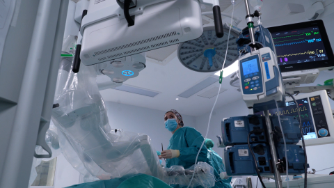 El Hospital público 12 de Octubre, primero en España que opera con robot a un bebé de tres meses con obstrucción renal 