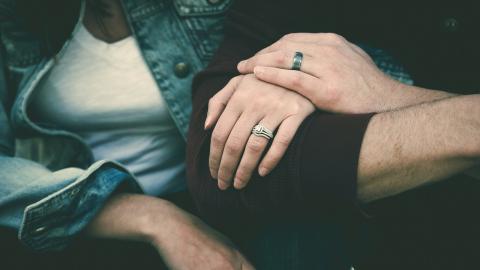 Chico y chica agarrados de la mano