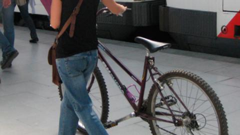 Bici en andén de Cercanías