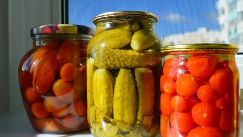 Conservas caseras de pepinos y tomates
