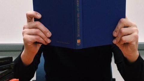 Mujer estudiando