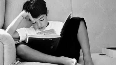 Niños estudiando