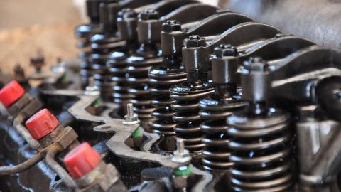 Primer plano del motor de un coche