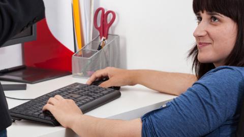 Imagen ilustrativa de mujer usuaria de silla de ruedas trabajando