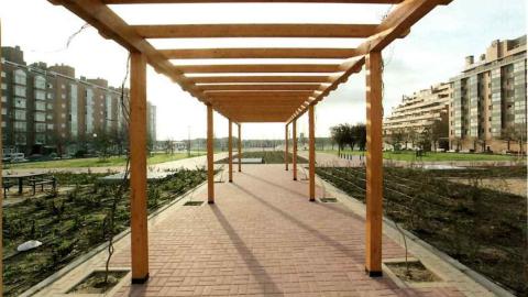 Pérgola de madera en los jardines de Las Rosas