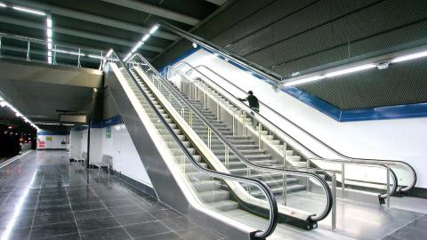Escaleras mecánicas y fijas agrupadas en laterales del andén