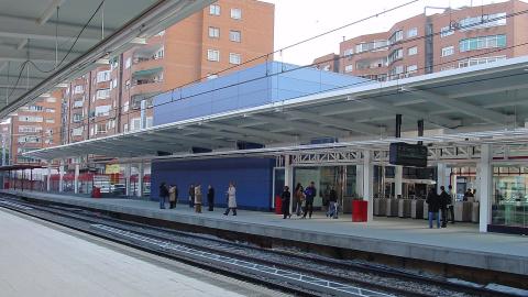 Estación de Móstoles Central con paneles trespa color azul