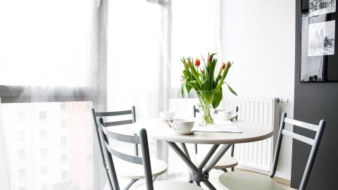 Imagen de una mesa con tulipanes