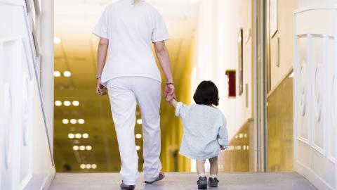 Enfermera dando la mano a una niña