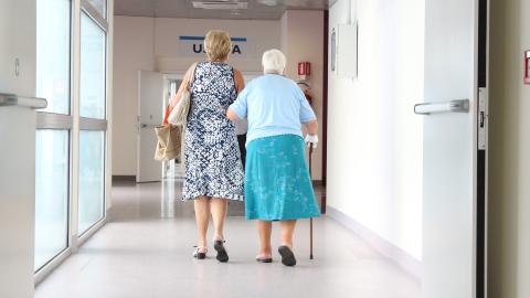 Mujeres caminando por un pasillo hospital