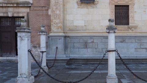 columnas y cadenas en la plaza de San Diego en Alcalá de Henares