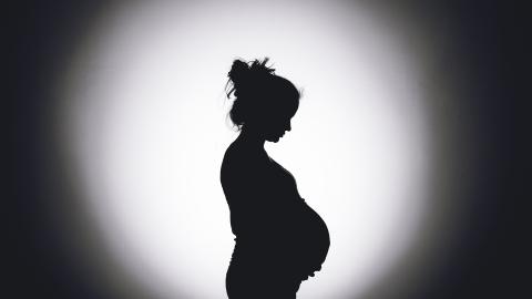 Silueta de mujer embarazada