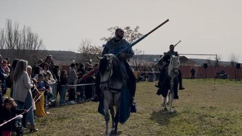 Caballeros preparados para la justa medieval
