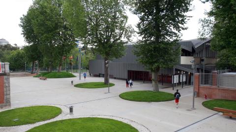 Plaza de acceso al pabellón de las instalaciones deportivas Canal de Isabel II