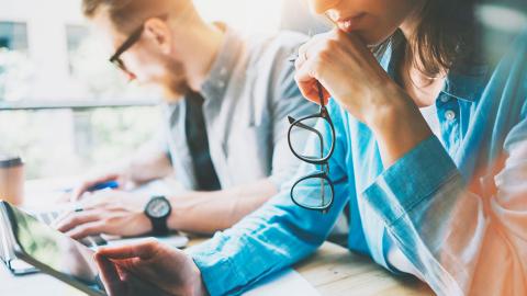 Hombre y mujer mirando sus tablets