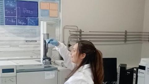 Empleada en el Laboratorio de Cromatografía Mujer trabajando en el laboratorio de cromatografía