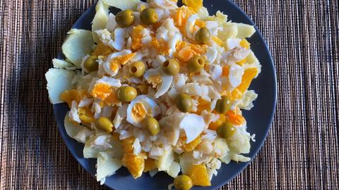 plato con ensalada de patata,naranja,bacalao y huevo