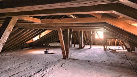 estructura bajo cubierta de madera en buen estado y estanca