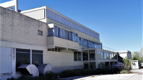 imagen de edificio de hormigón con cubierta plana y cristaleras 