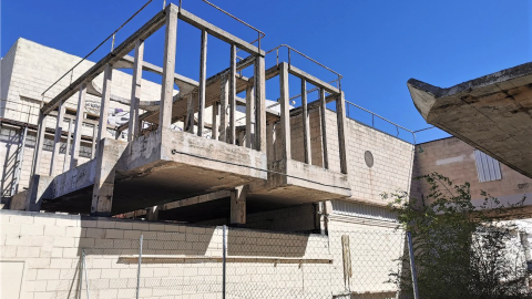 imagen de estructuras cuadrangulares de hormigón sobre un muro