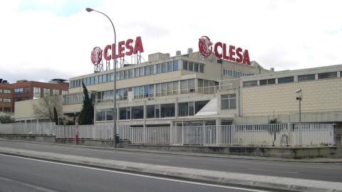 imagen de un edificio de hormigón con cristaleras con el letrero CLESA y el logotipo de una vaca