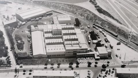 Vista aérea de un complejo industrial con varias naves