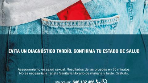 cartel con cuerpo de joven en vaqueros y camiseta con un preservativo rojo en el bolsillo
