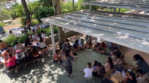 Reunión de jóvenes en el patio de AJ El Escorial desde arriba