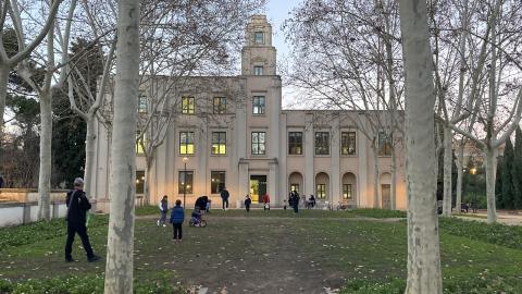 imagen palacete en el jardín