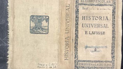 imagen de un libro durante su restauración