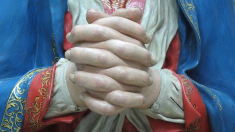 imagen de una escultura policromada detalle de las manos