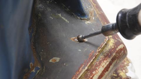 imagen de destornillador sobre madera