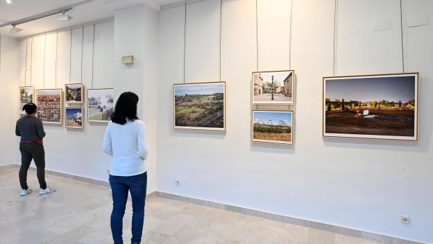 Sala de exposiciones El Álamo. Foto Andrés de Gabriel Sala de exposiciones con imágenes