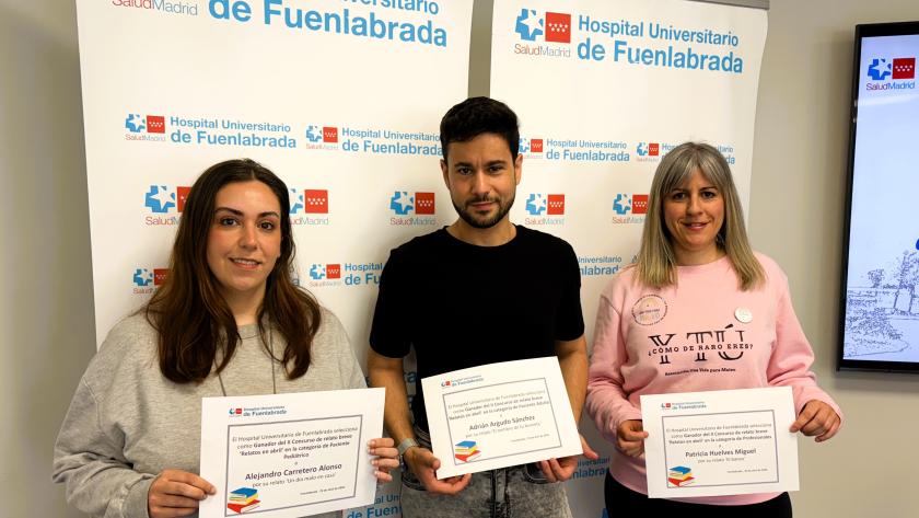 ganadores del Concurso Literario con sus diplomas de las categorías paciente infantil , paciente adulto y profesional 