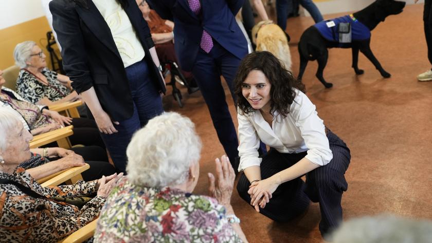 La presidenta Isabel Díaz Ayuso en la Residencia Amavir Valdebernardo