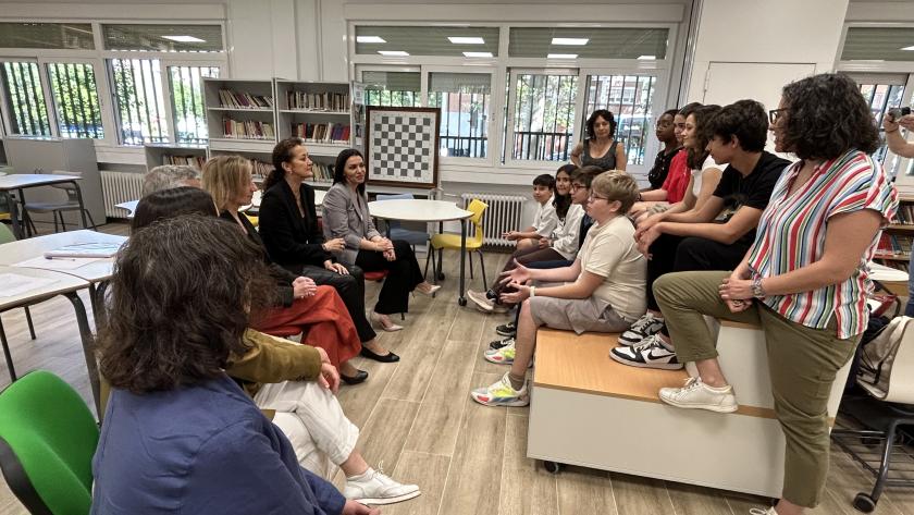 Zarzalejo visita al equipo de mediación del instituto público Gran Capitán La consejera Mercedes Zarzalejo durante la visita con el equipo de mediación