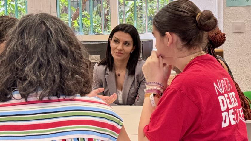 La consejera Mercedes Zarzalejo durante la visita con el equipo de mediación