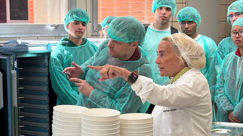 Participantes en la Semana de la Salud de Leganés durante una visita guiada a instalaciones vinculadas a la sanidad, con explicación de profesionales del Hospital Universitario Severo Ochoa.